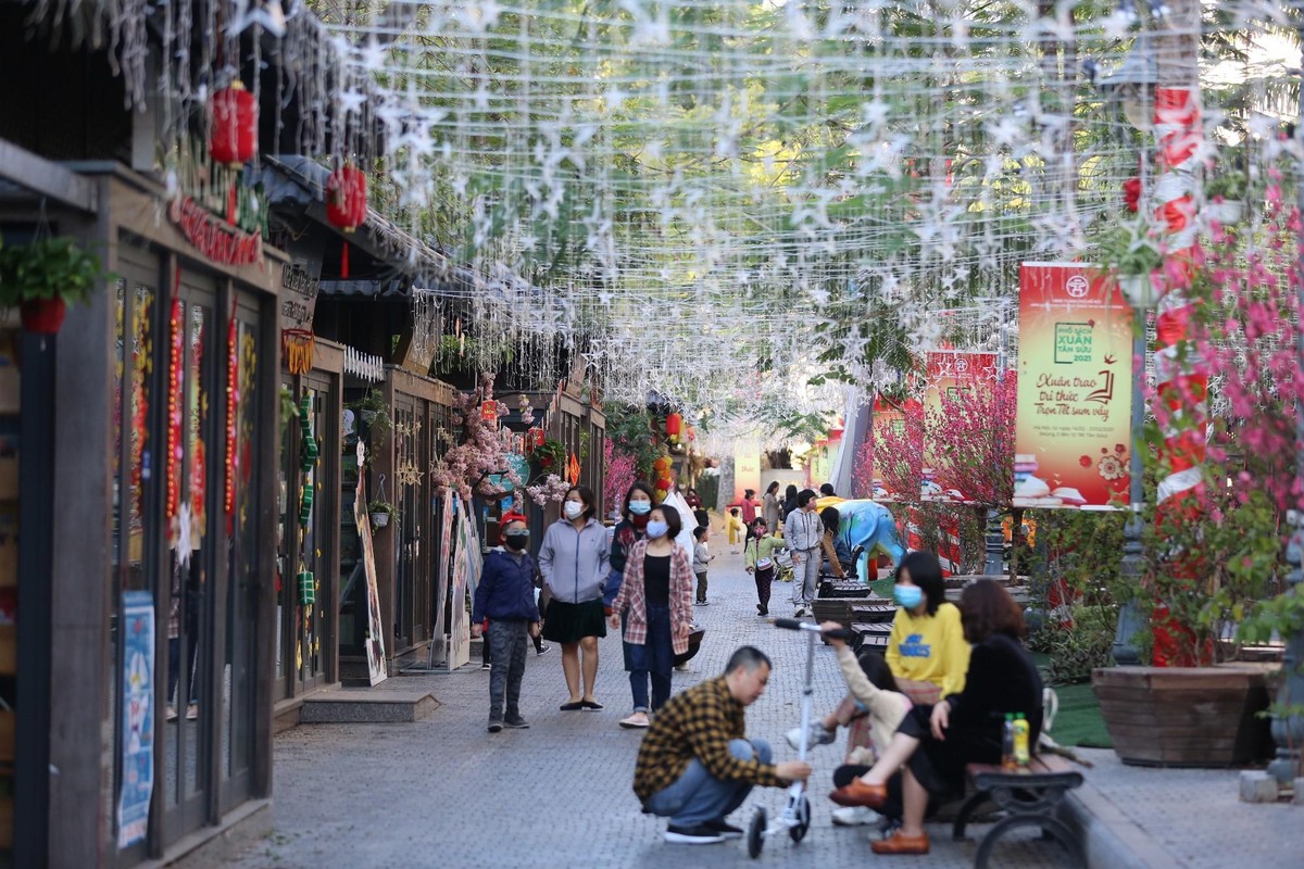 Phố Sách Hà Nội tuy chưa chính thức mở cửa nhưng nhiều người dân đã đến tham quan, vui chơi.