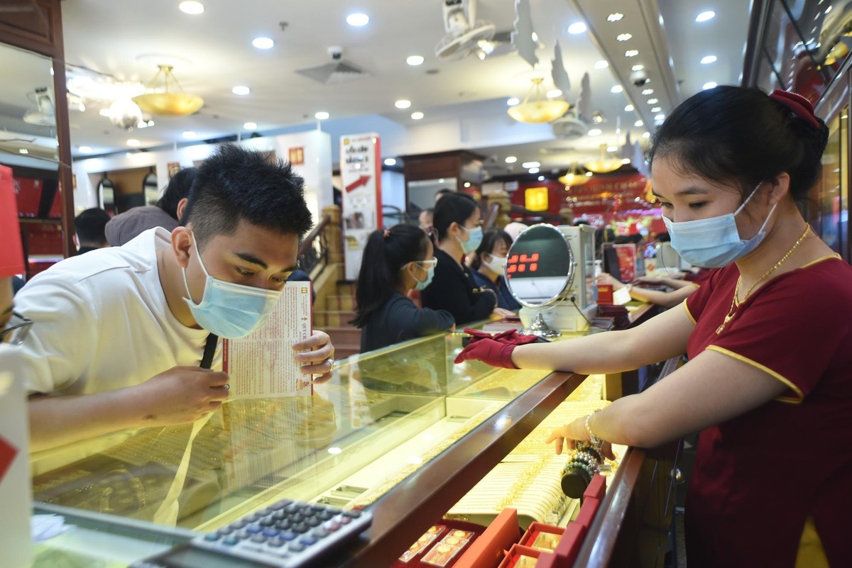 Nhằm đảm bảo hoạt động kinh doanh, nhiều cửa hàng vàng bạc, đá quý tại Hà Nội đã tăng cường nhiều biện pháp phòng, chống dịch Covid-19 như duy trì khoảng cách giữa các khách hàng, rửa tay sát khuẩn, kiểm tra thân nhiệt…