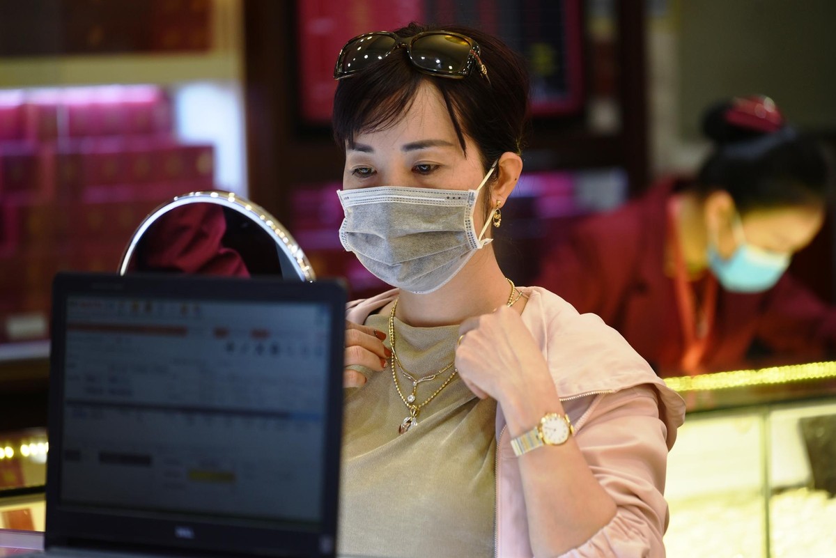 Mua vàng ngày Vía Thần tài với mong muốn được may mắn “buôn may bán đắt” đã trở thành thói quen của người Việt Nam. Do đó, bất chấp xu hướng giảm của giá vàng trên thế giới, nhu cầu mua vàng chắc chắn sẽ tăng đột biến.