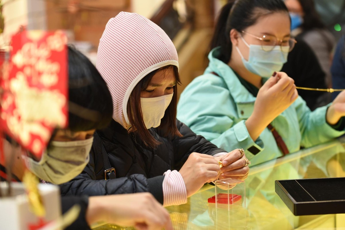 Khách hàng và nhân viên hàng vàng bắt buộc phải đeo khẩu trang.