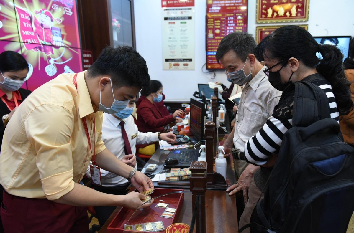 Cũng trong sáng nay, giao dịch khủng được ghi nhận tại một hiệu vàng lớn trên đường Cầu Giấy, khách hàng đã bán ra 130 cây vàng SJC. Khi được hỏi, khách hàng giấu tên cho biết đã mua gom nhiều lần vàng trong năm 2020 và không tiết lộ thêm.