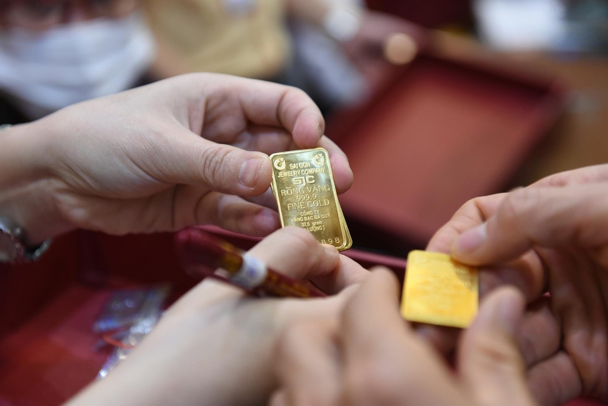 Kết quả trong 130 cây vàng khách hàng mang đến bán có 3 cây bị ố màu giảm giá hơn so với mức giá giao dịch 55.800 đồng một cây vàng SJC bán ra.