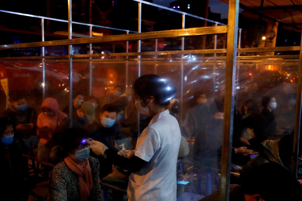 Vách ngăn được làm bằng nhựa trong suốt sẽ được nhân viên hàng vàng lau bằng cồn sát khuẩn thường xuyên.