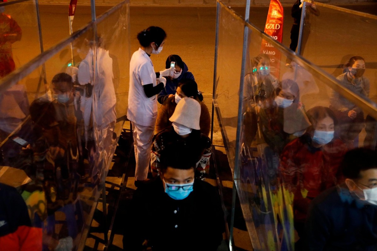 Ngoài ra, nhân viên hàng vàng cũng liên tục xịt tay sát khuẩn và đo thân nhiệt cho khách hàng.