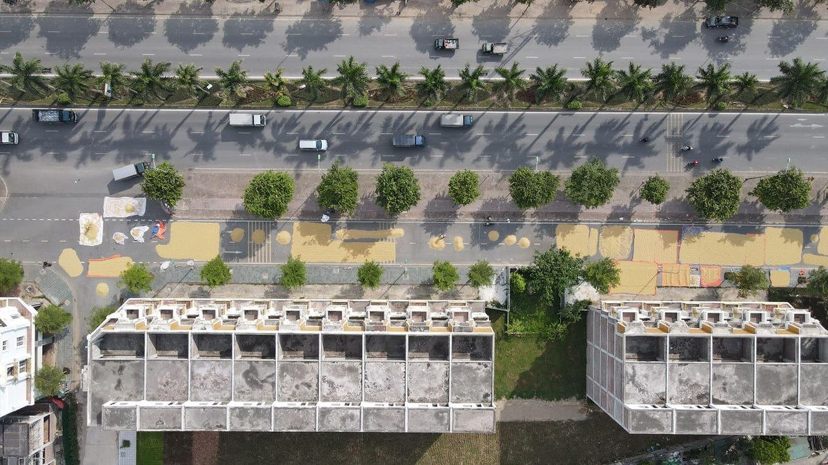 Đoạn đường phơi thóc tại mặt tiền khu shophouse dài hàng trăm mét nhìn từ trên cao.