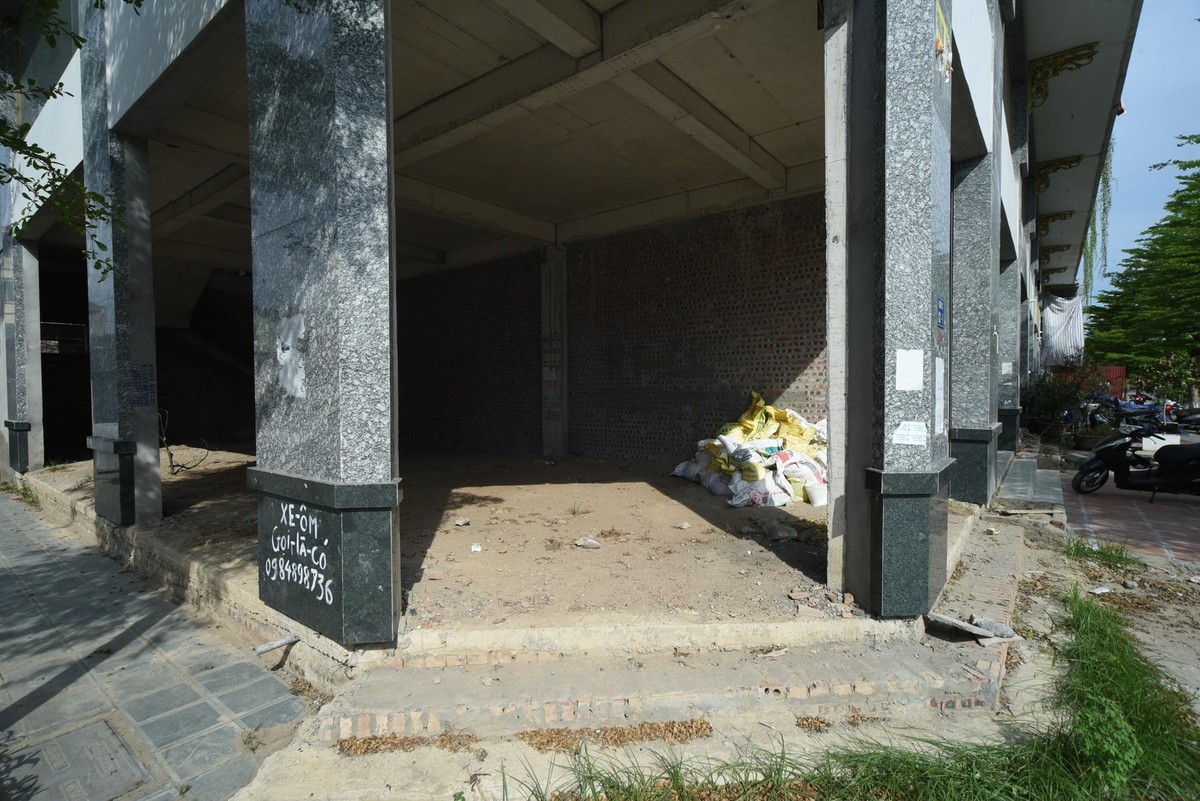 Theo các trang web buôn bán bất động sản, mỗi shophouse ở đây có giá tới hàng chục tỷ đồng. Tuy vậy, có khá nhiều shophouse đã xây dựng xong phần thô đang bị bỏ trống.