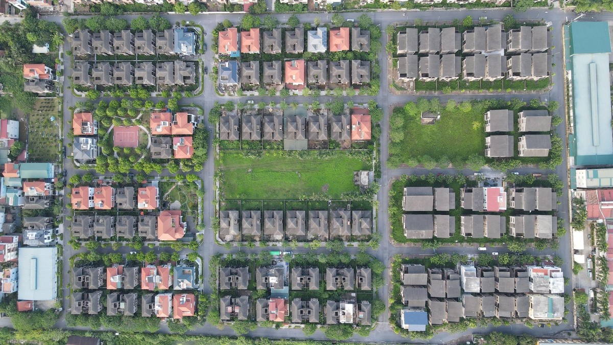 Tuy nhiên, dù đã được xây dựng và hoàn thiện từ lâu, nhưng trong khu vực này vẫn còn rất nhiều căn biệt thự chưa có người ở. Nhìn từ trên cao, số lượng căn biệt thự đã hoàn thiện chỉ lác đác. Tuy nhiên, dù đã được xây dựng và hoàn thiện từ lâu, nhưng trong khu vực này vẫn còn rất nhiều căn biệt thự chưa có người ở. Nhìn từ trên cao, số lượng căn biệt thự đã hoàn thiện chỉ lác đác.