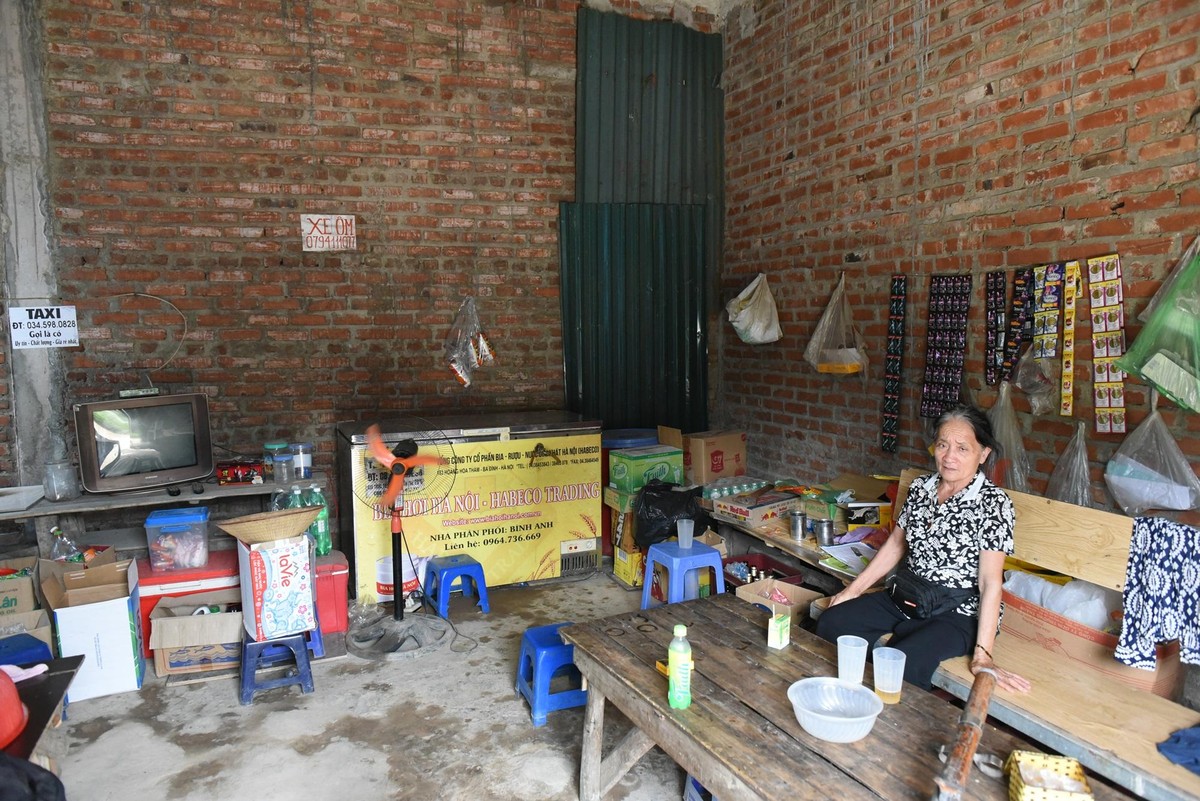Một căn phòng biệt thự được tận dụng vừa làm nơi ở, vừa là nơi bán hàng tạp hóa cho một gia đình. Bà Phượng chủ quán hàng tại biệt thự Sudico cho biết, bán hàng chủ yếu cho công nhân xây dựng ở tại các căn biệt thự khác. "Đầu năm đến nay do giá thép lên quá cao, việc xây dựng bị đình trệ, công nhân phải nghỉ làm khiến mỗi ngày thu nhập từ việc bán nước của tôi giảm đi rất nhiều" bà Phượng nói. Một căn phòng biệt thự được tận dụng vừa làm nơi ở, vừa là nơi bán hàng tạp hóa cho một gia đình. Bà Phượng chủ quán hàng tại biệt thự Sudico cho biết, bán hàng chủ yếu cho công nhân xây dựng ở tại các căn biệt thự khác. "Đầu năm đến nay do giá thép lên quá cao, việc xây dựng bị đình trệ, công nhân phải nghỉ làm khiến mỗi ngày thu nhập từ việc bán nước của tôi giảm đi rất nhiều" bà Phượng nói.