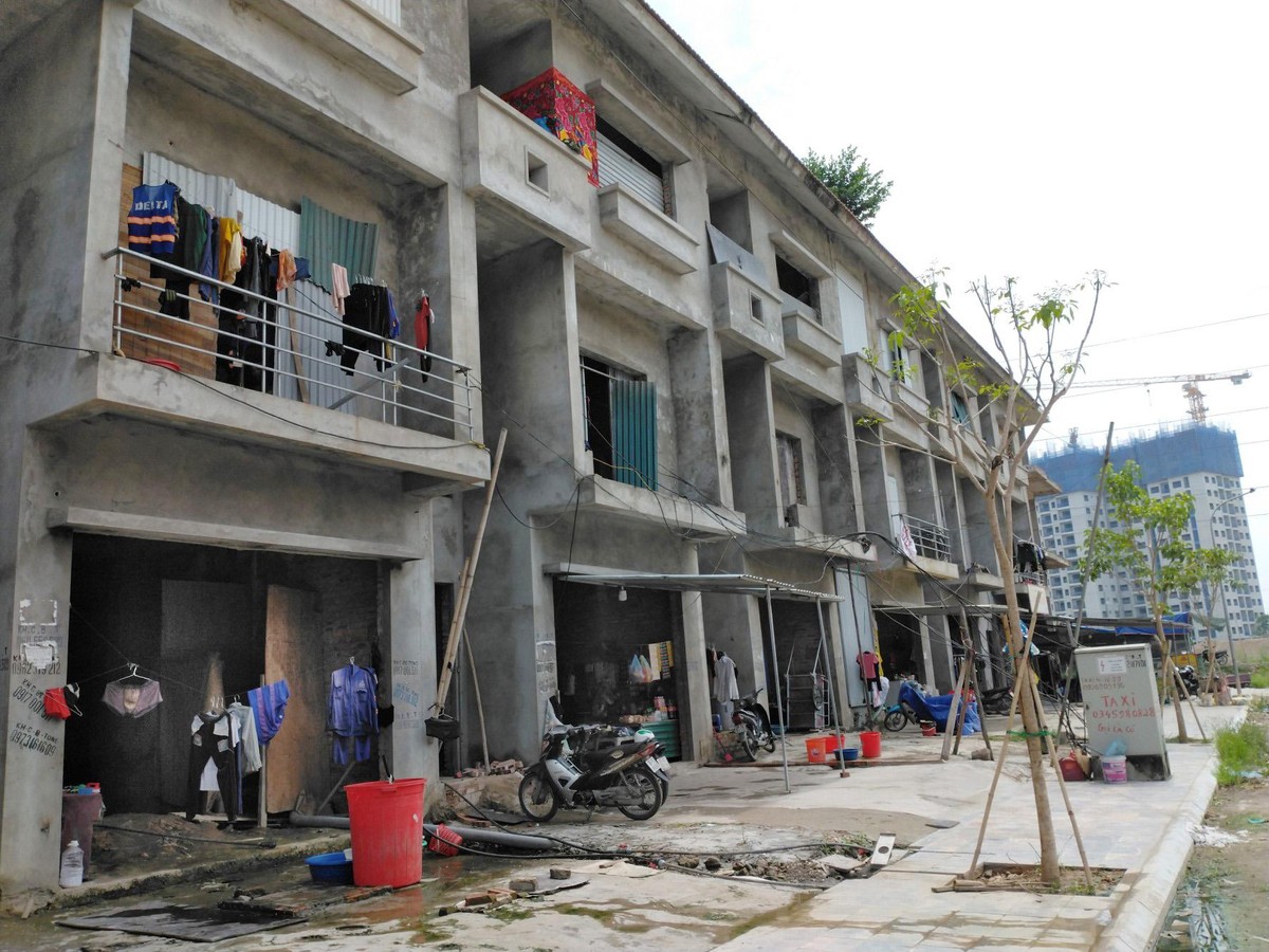 Cạnh đó, Khu đô thị Geleximco cũng có rất nhiều căn nhà bỏ không, được tận dụng cho công nhân ở và sinh hoạt. Cạnh đó, Khu đô thị Geleximco cũng có rất nhiều căn nhà bỏ không, được tận dụng cho công nhân ở và sinh hoạt.