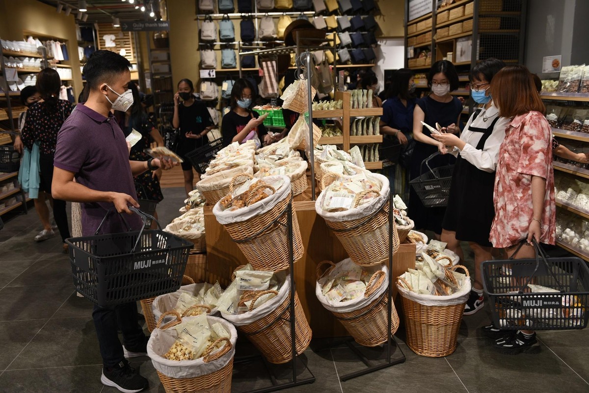 Cửa hàng cung cấp hơn 5.000 sản phẩm đa dạng từ quần áo, đồ gia dụng, sản phẩm làm đẹp, nhà ở, thực phẩm...