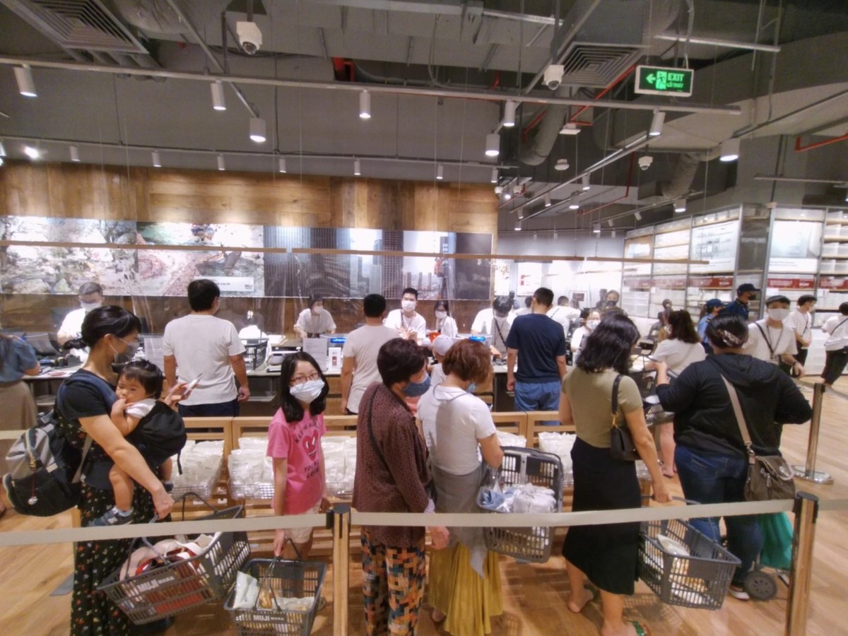 Do quá đông, khách hàng muốn thanh toán cũng phải xếp hàng.