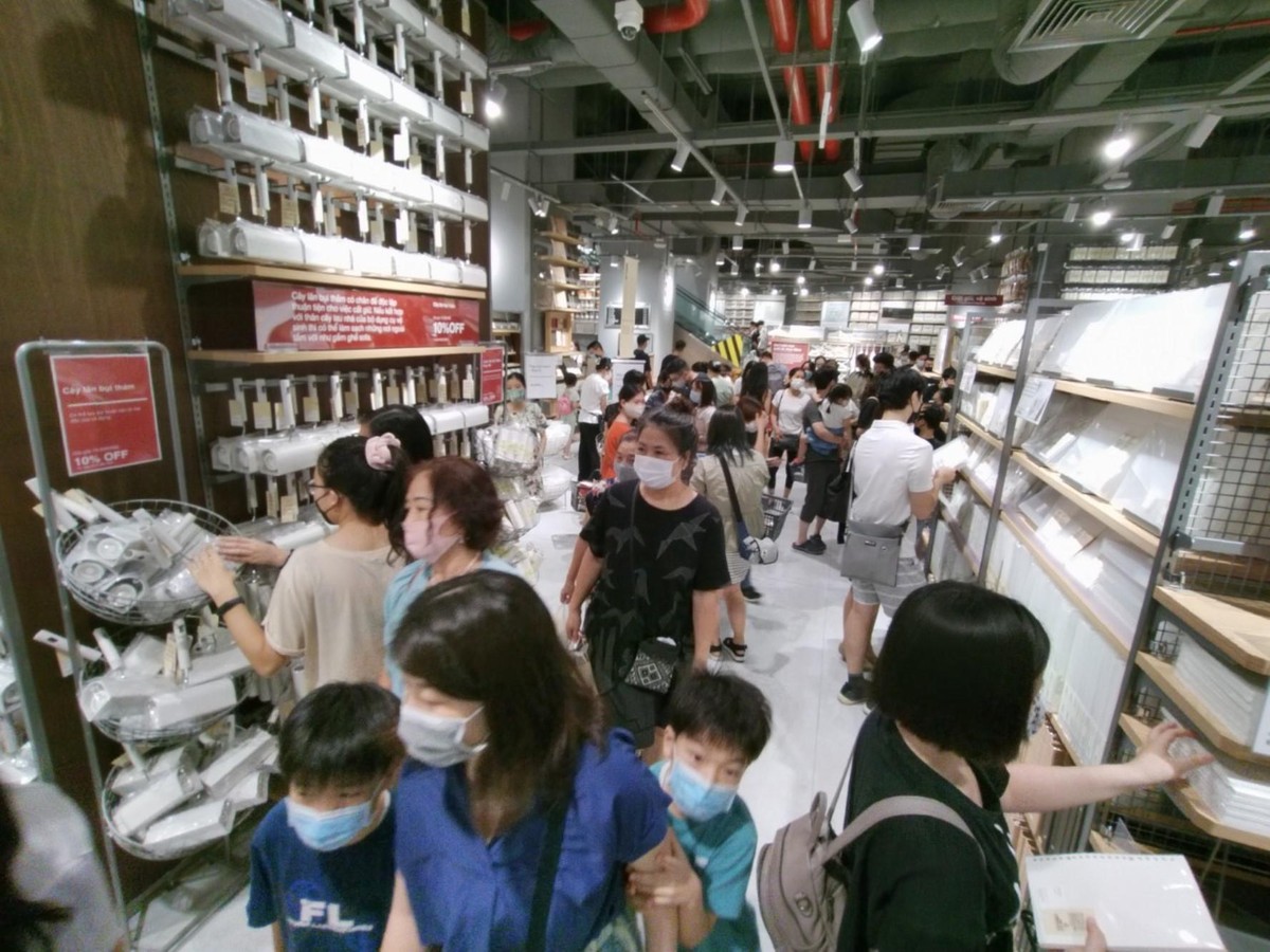Cửa hàng MUJI Hà Nội có tổng diện tích 2.000 m2 nằm trong Trung tâm Thương mại Vincom Center Metropolis , 29 Liễu Giai.