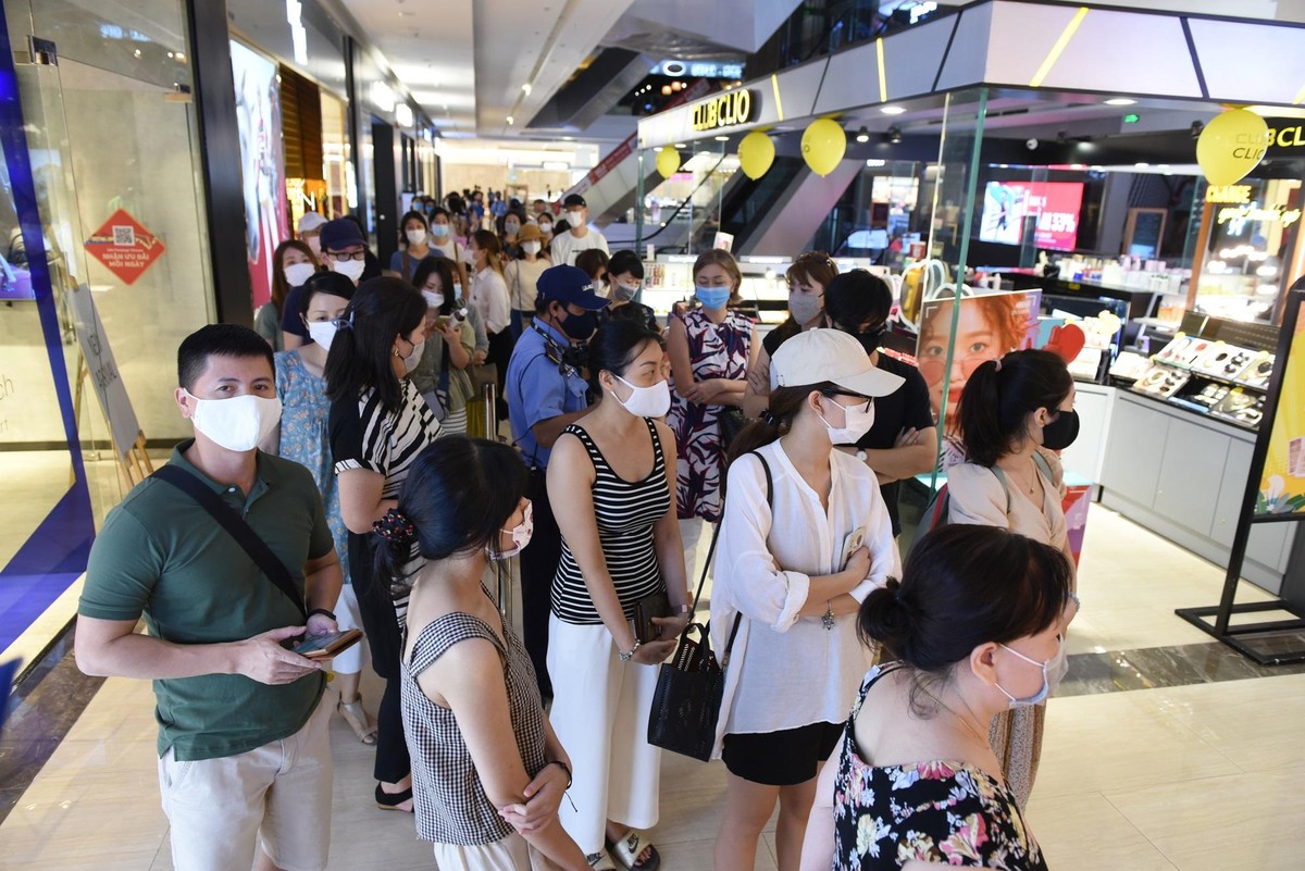 Càng đến gần giờ mở cửa lượng người xếp hàng càng lúc càng đông.