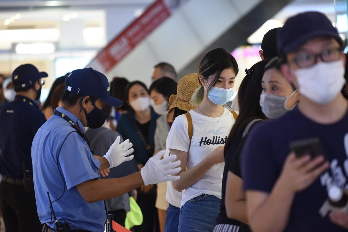 Nhân viên cửa hàng liên tục nhắc nhở người xếp hàng thực hiện giãn cách.