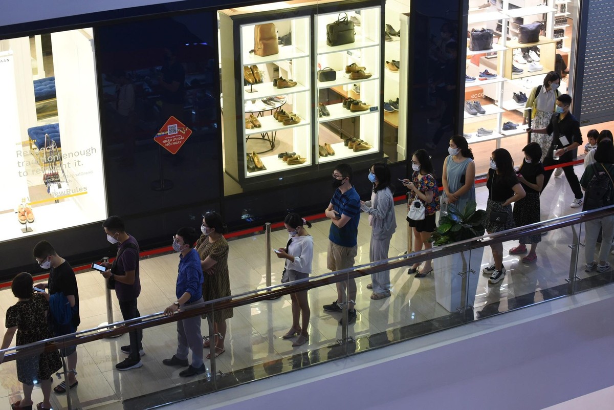 Lượng người xếp hàng lớn khiến việc giãn cách khá khó khăn.