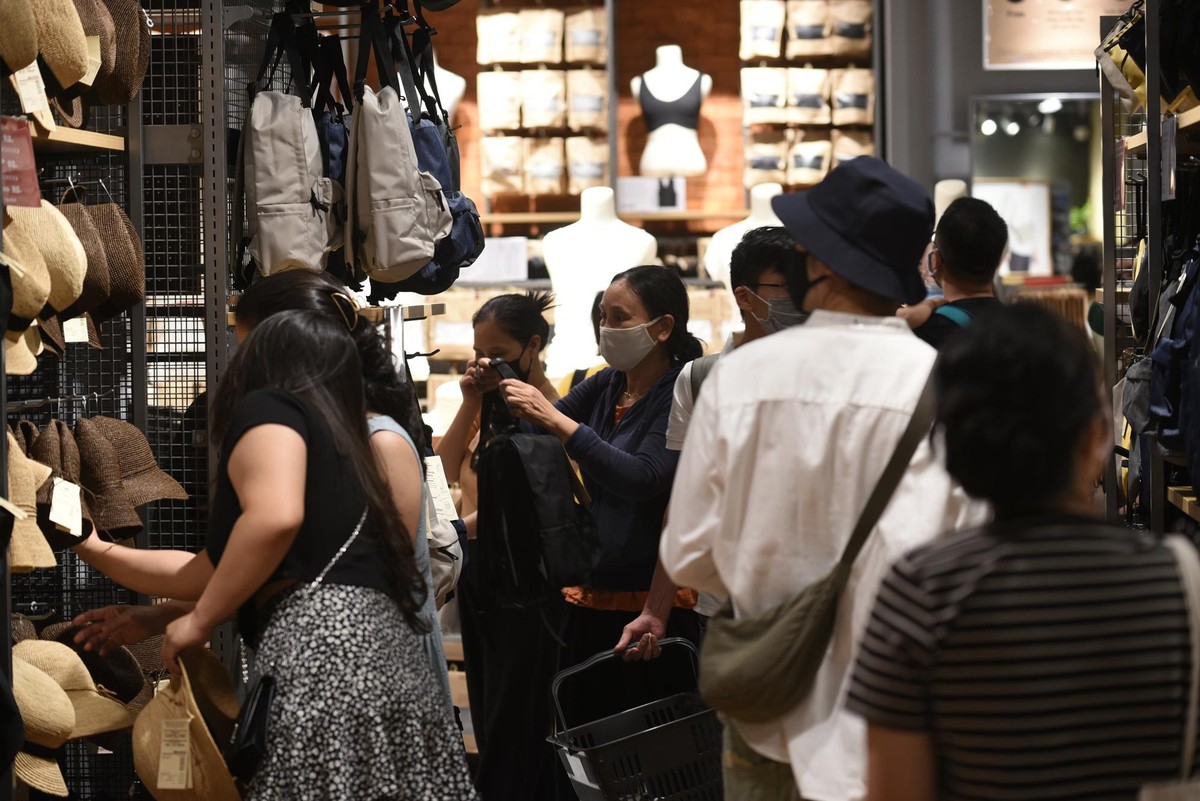 Lối đi nhiều lúc trở nên chật chội.