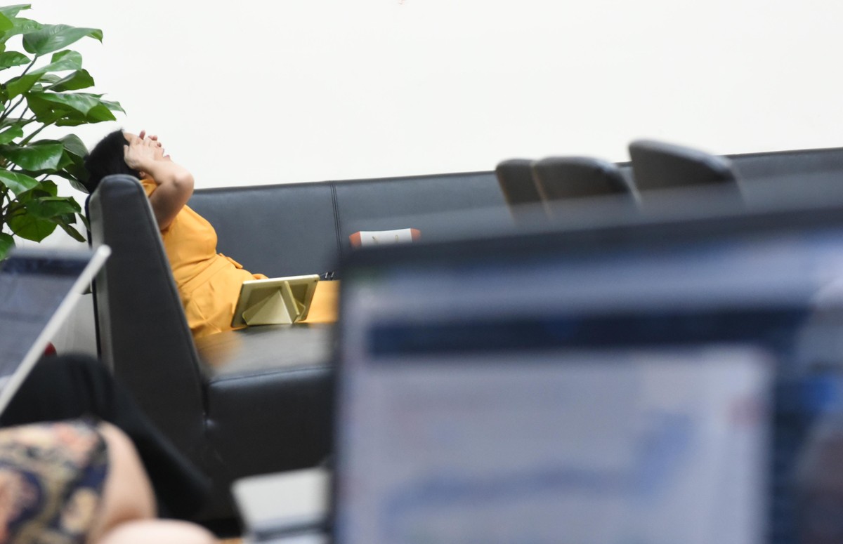 Ngay trong ngày đầu vận hành hệ thống mới, lực bán diễn ra ồ ạt, khiến thị trường giảm mạnh.