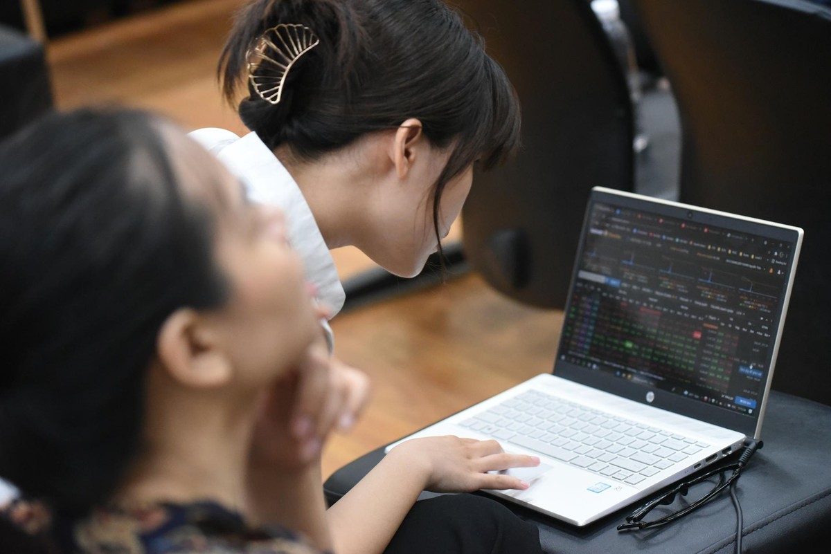 Tuy vậy, những trục trặc vẫn xuất hiện ở một số công ty chứng khoán khi vận hành hệ thống mới, như một số công ty không hiện thị diễn biến VN-Index và khối lượng giao dịch, một số khác thì có diễn biến của VN-Index nhưng lại thiếu khối lượng...