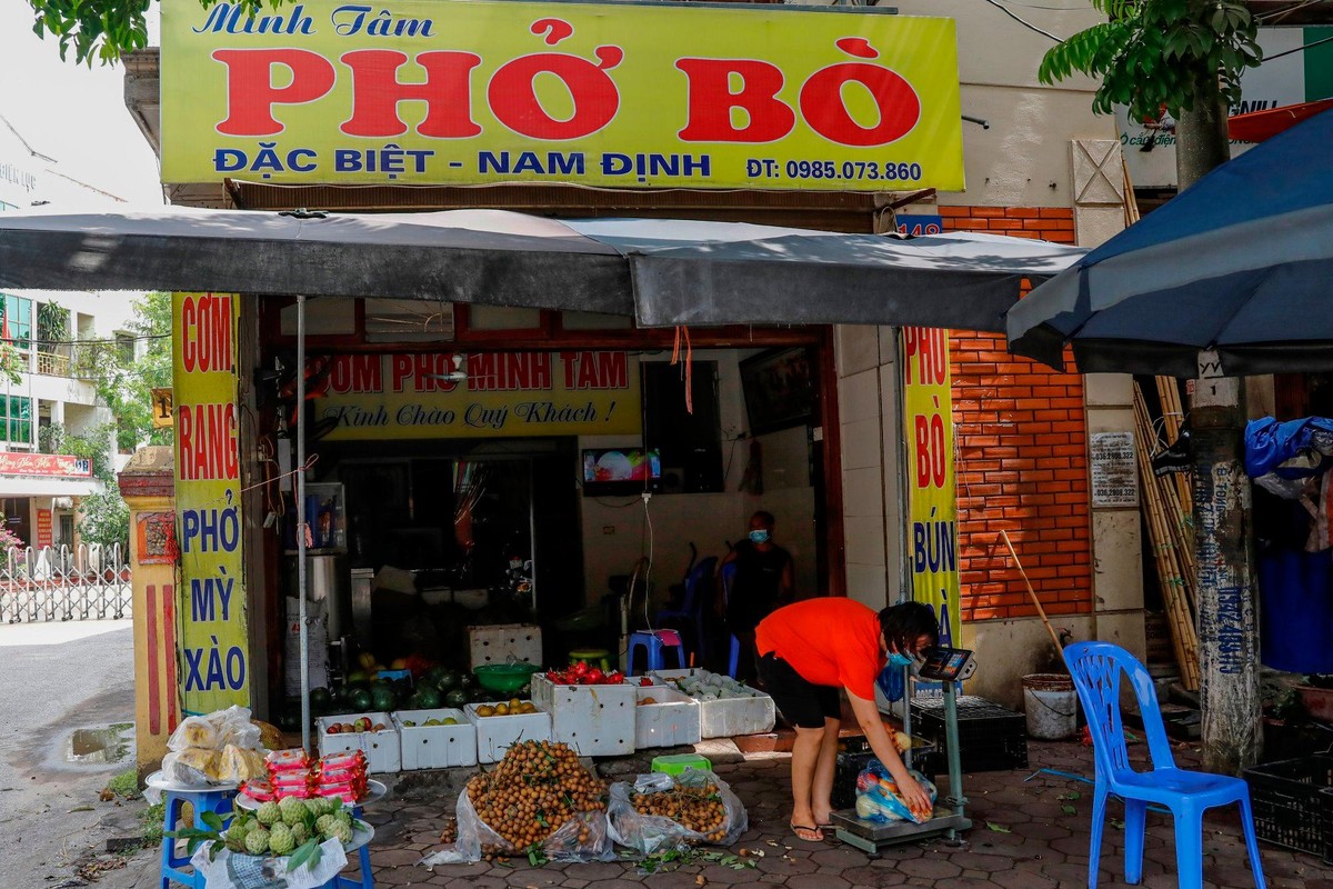 Tuy nhiên, các nhà hàng, quán ăn trên địa bàn huyện Gia Lâm mới mở cửa cầm chừng, có quán phải chuyển công năng sang bán đồ tiêu dùng thiết yếu, hoa quả để tận dụng mặt bằng.