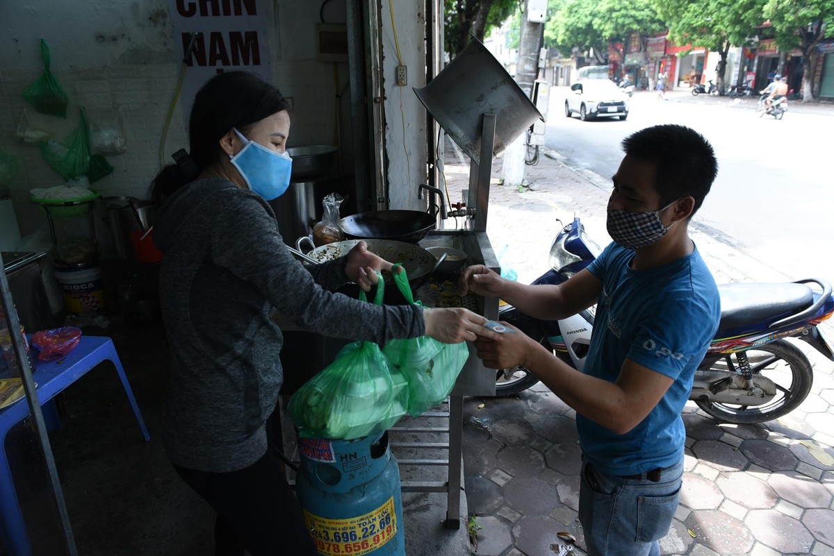 Chủ quán phở Cồ Thịnh trên đường Hà Huy Tập cho biết, đơn đặt hàng có từ khoảng 10h30. "Sau đó tôi làm liên tục do khách rất đông, không chỉ là người dân gần đây mà còn rất nhiều tài xế chở hàng luồng xanh" chủ quán cho biết.