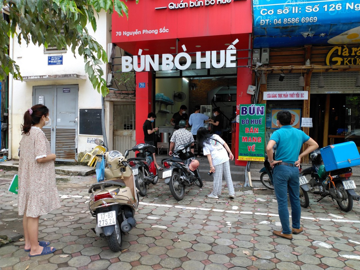 Quán mới mở lại nhưng đã có nhiều khách xếp hàng mua.