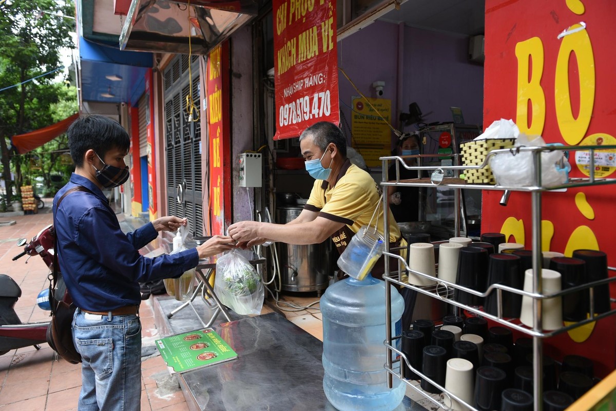 "Tuy chỉ được phép bán mang về, nhưng cũng rất vui khi được kinh doanh, buôn bán trở lại", chủ hàng cho biết.