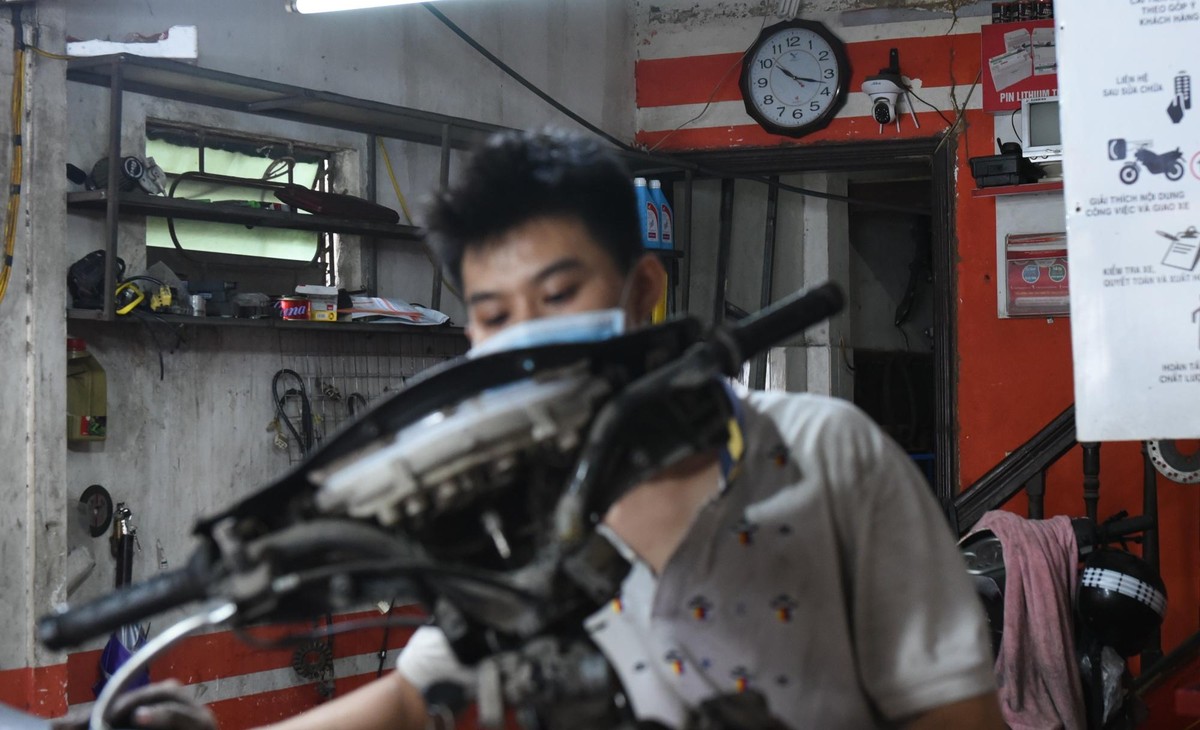 Ngoài các cơ sở kinh doanh ăn uống, cơ sở kinh doanh dịch vụ sửa chữa phương tiện giao thông, điện tử, điện lạnh và đồ gia dụng cũng đã được mở cửa trở lại. Sáng nay, một số cửa hàng sửa chữa xe máy đã mở cửa sớm hơn giờ quy định để thợ tập làm quen tay trước khi nhận sửa xe cho khách.