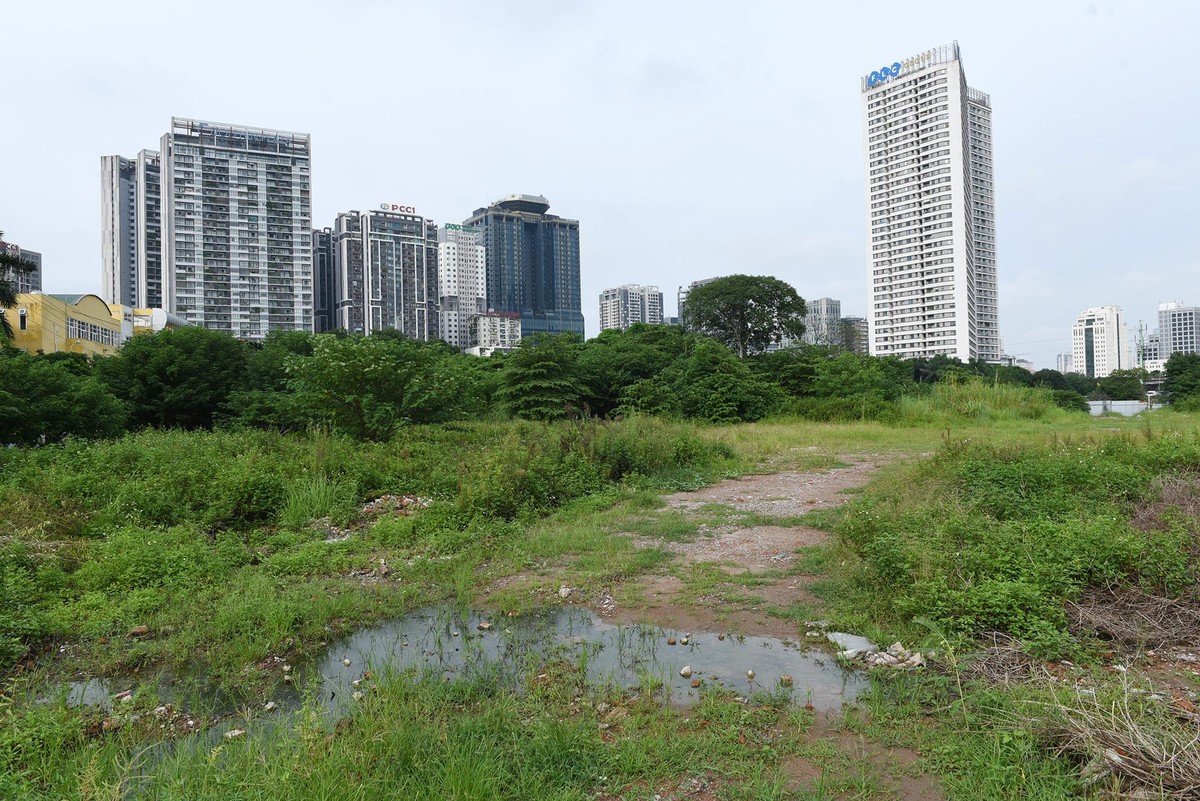 Theo quyết định trên, khu đất sẽ được điều chỉnh công năng xây dựng công trình từ Trung tâm giao lưu và phát triển văn hóa cộng đồng sang xây dựng công trình khách sạn, văn phòng, thương mại và văn hóa cộng đồng. Trong ảnh, khu đất đã được giải phóng mặt bằng sạch và quây tôn từ nhiều năm nay.