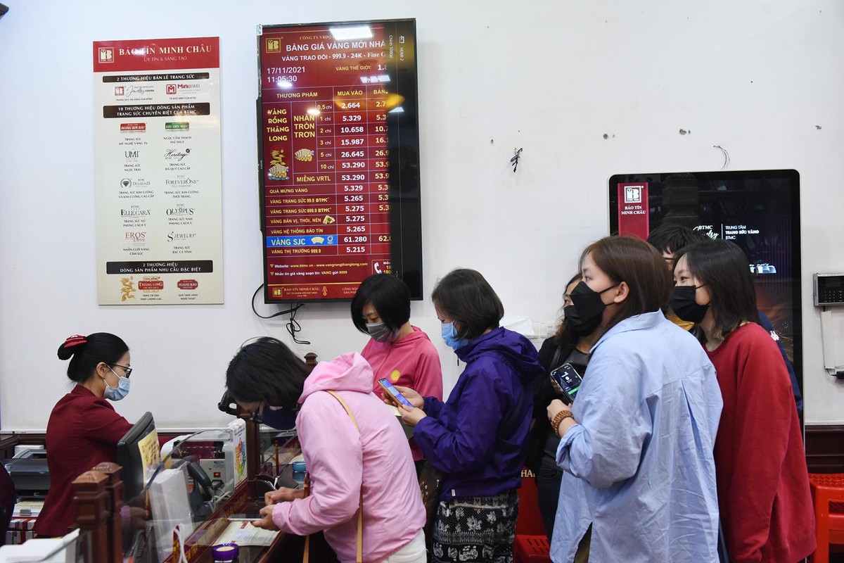 Ngày 17/11, nhiều người đổ vào các cửa hàng kinh doanh vàng bạc đá quý để giao dịch.