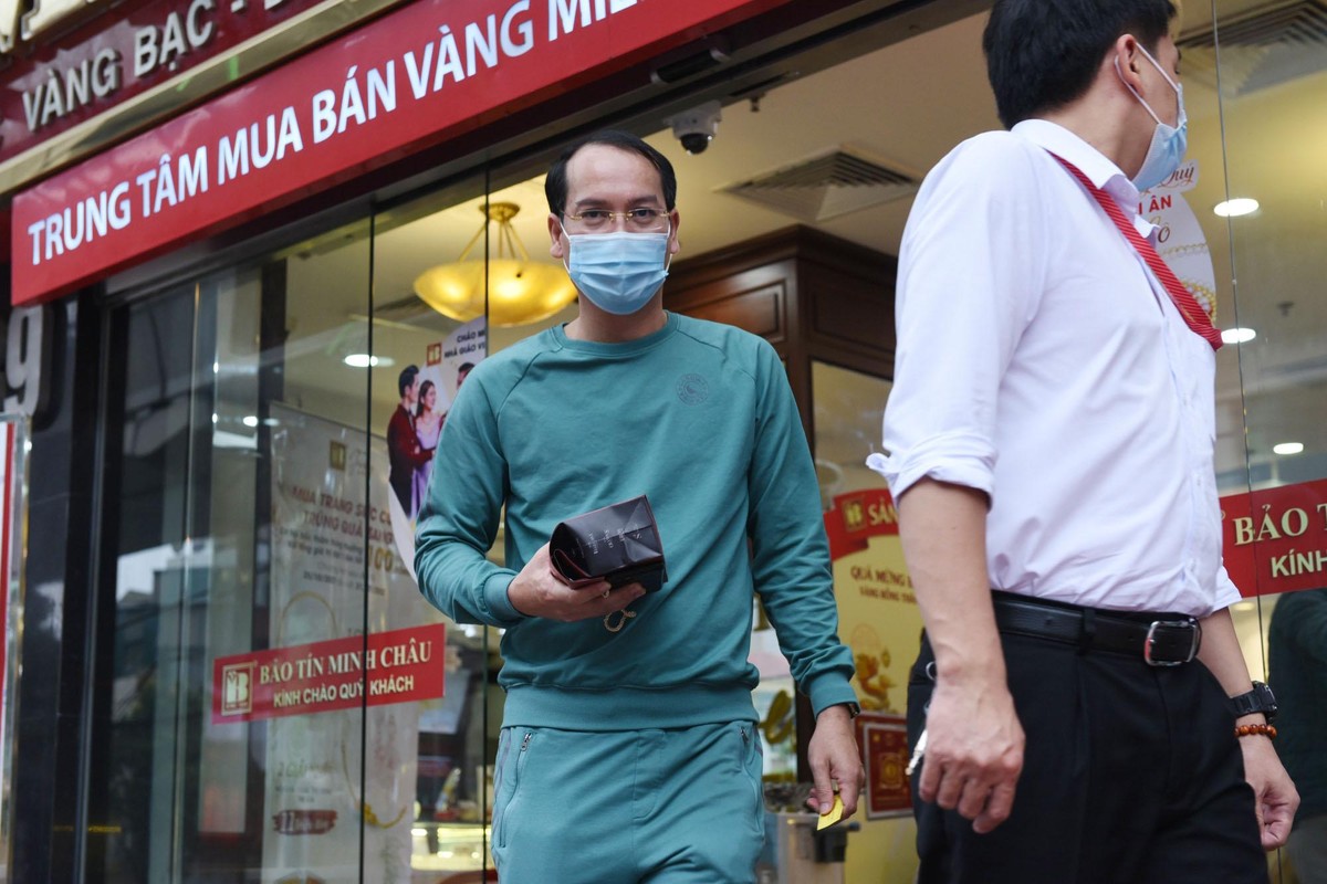 Khách hàng mua 40 lượng vàng được bảo vệ hàng vàng hộ tống ra xe sau đó.