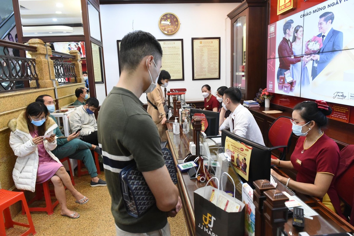 Theo quản lý một cửa hàng vàng trên phố Cầu Giấy cho biết, lượng khách hàng tăng đột biến trong những ngày gần đây.