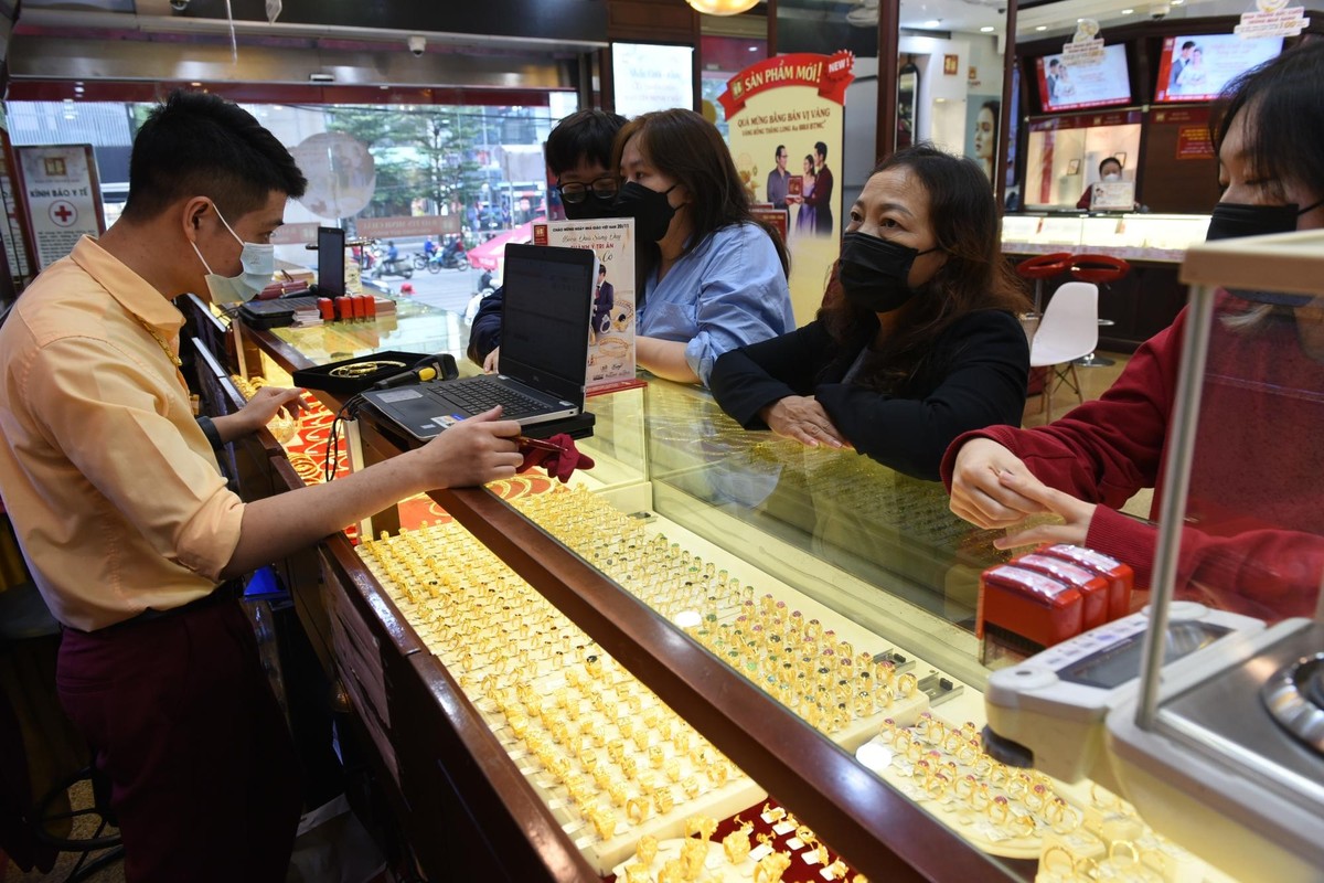 Theo quan sát của phóng viên, lượng người dân mua vàng nhiều hơn là bán vì họ kỳ vọng giá vàng sẽ tiếp tục tăng.