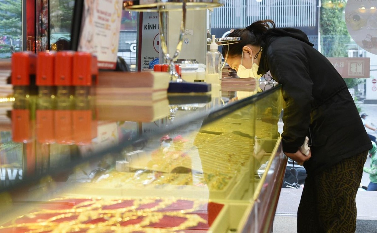 Nhiều người tỏ ra khá đắn đo trong việc đầu tư vào vàng trong thời điểm này. Chênh lệch giữa giá vàng SJC trong nước và thế giới rơi vào khoảng gần 10,2 triệu đồng/lượng.