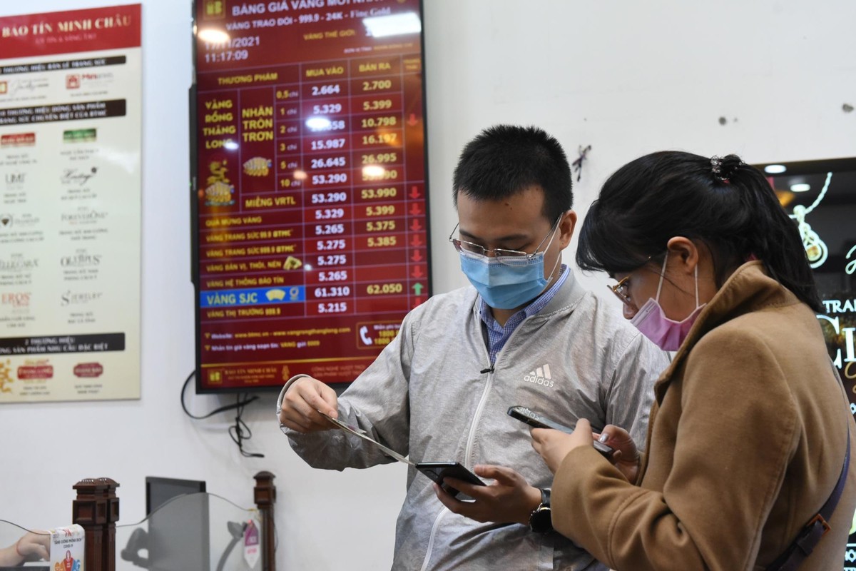 Giá vàng SJC của Công ty Vàng bạc Đá quý Sài Gòn hôm nay ngày 18/11 tại Hà Nội đã giảm 200.000 đồng/lượng chiều mua vào và 250.000 đồng/lượng chiều bán ra, hiện niêm yết ở mức 61,15 – 61,92 triệu đồng/lượng (mua vào - bán ra),