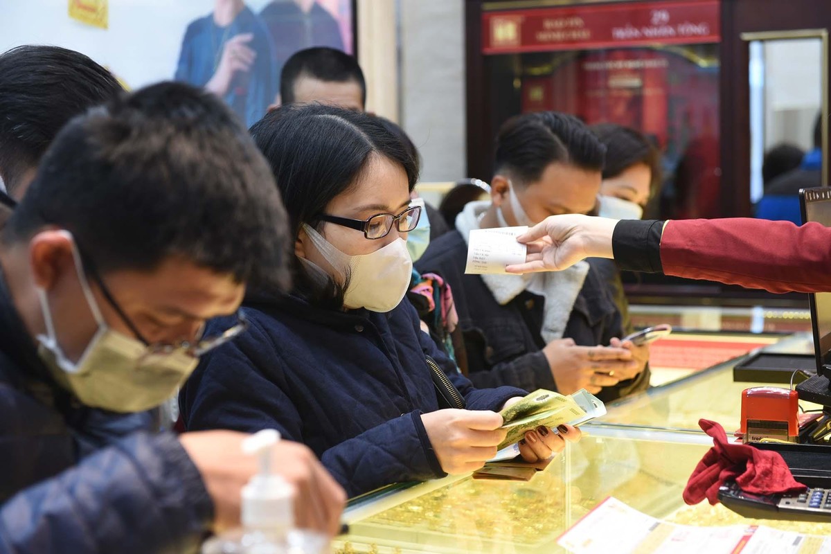 Để tránh việc phải xếp hàng lâu, chen chúc đông người, nhiều người đi mua vàng trước rồi đến đúng ngày mới cúng Thần Tài.