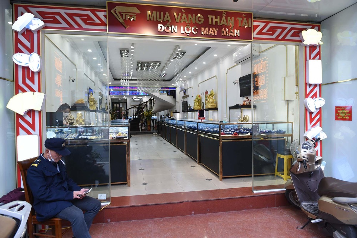 Cửa hàng vàng không một bóng khách hàng trên phố Trần Nhân Tông sáng 09/02.