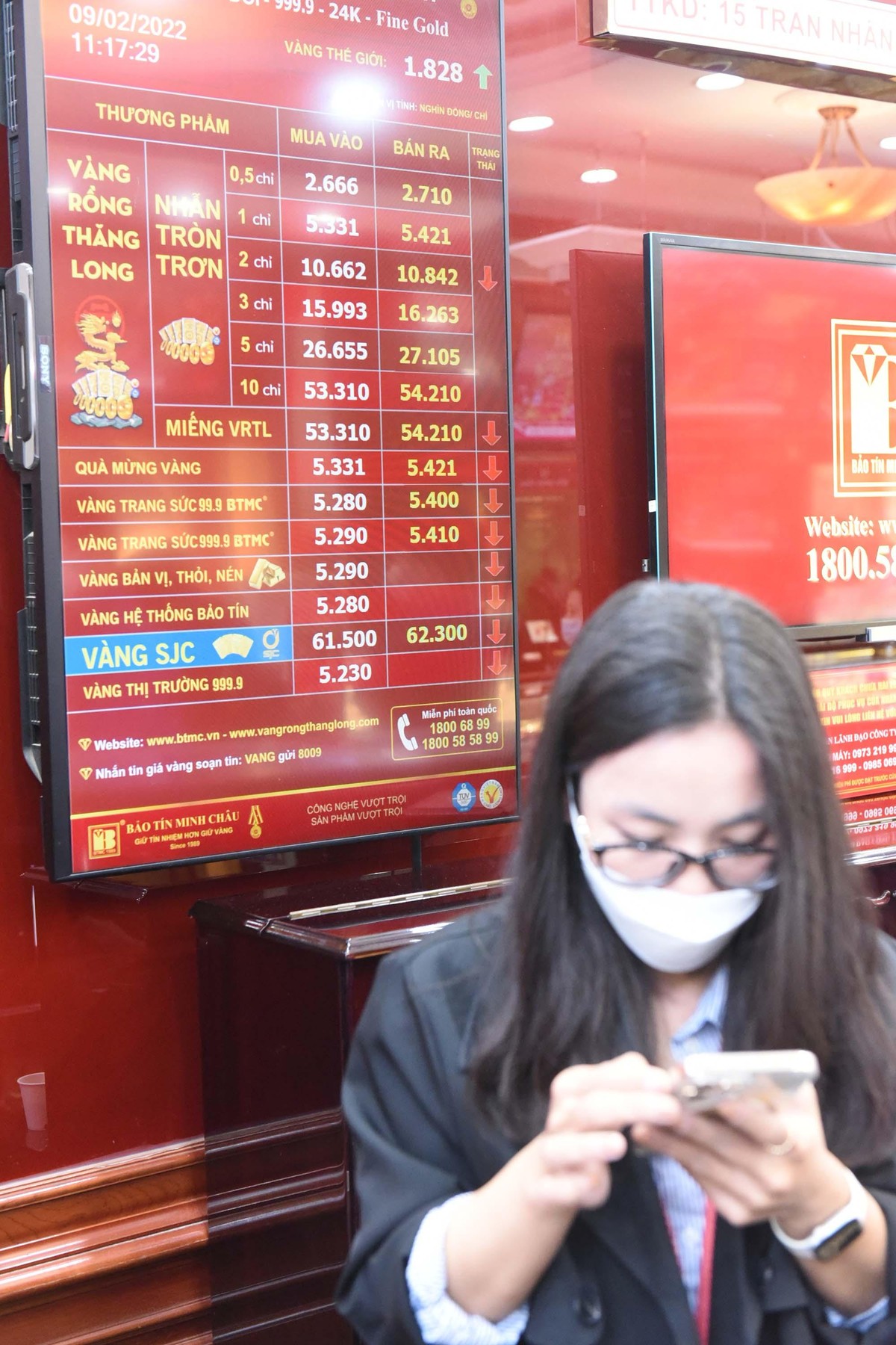 Giá vàng trong nước rạng sáng 09/02 đã “hạ nhiệt” khi hầu hết các cơ sở kinh doanh điều chỉnh mạnh với mức giảm từ 300.000 đồng – 1,1 triệu đồng/lượng. Tuy vậy, giá vàng thế giới và trong nước vẫn chênh lệch tới hơn 12 triệu đồng/lượng.