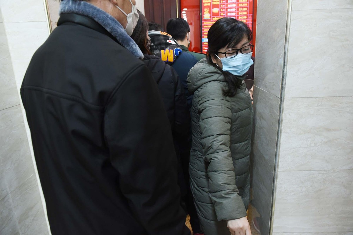 Hàng người xếp hàng từ cửa khiến lối đi chật cứng trong một cửa hiệu vàng.