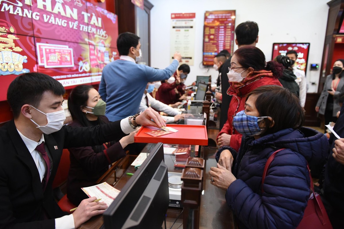 Đúng 6h30 sáng, các tiệm vàng trên phố Cầu Giấy mở cửa đón những vị khách đầu tiên trong ngày "vía" Thần Tài.