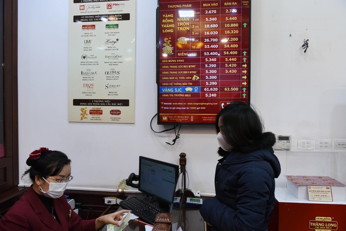 Mở cửa ngày 10/2, giá vàng có xu hướng tăng. Vàng nhẫn trơn tại Bảo Tín Minh Châu có giá bán ra 5,44 triệu đồng/chỉ, vàng SJC có giá bán ra là 6,25 triệu đồng/chỉ (62,5 triệu đồng/lượng), đã tăng 350.000 đồng/lượng so với chốt phiên hôm 9/2.