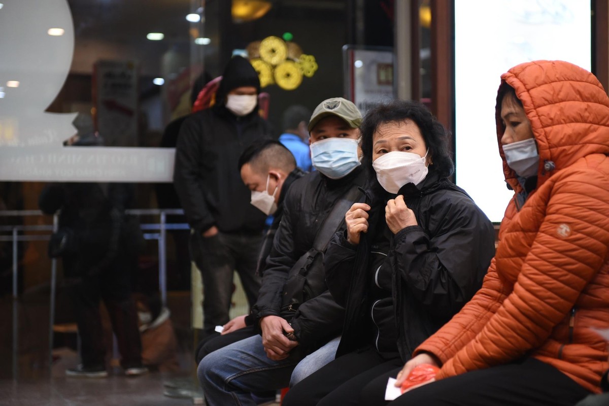 Chờ đợi hàng tiếng đồng hồ, nhiều người không thể tránh khỏi mệt mỏi.