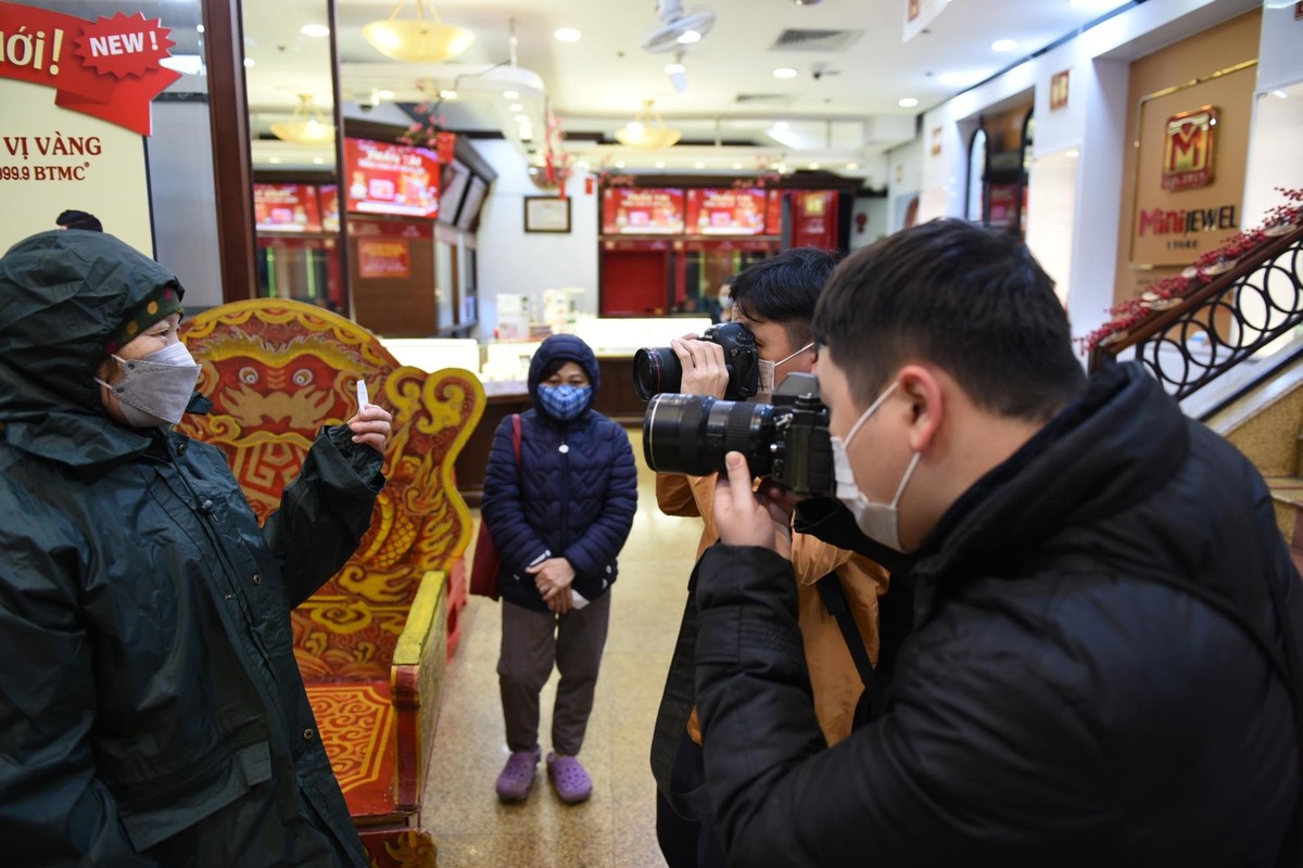 Những người xếp hàng đầu tiên đã mua được vàng thu hút sự chú ý của truyền thông. Người mua vàng trong ngày này quan niệm mua vàng lấy "vía" ngày Thần Tài sẽ có cả năm buôn may bán đắt, may mắn, tài lộc.