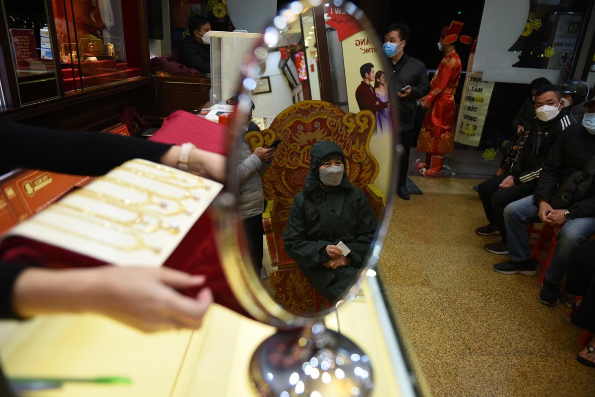 Những vị khách đầu tiên đã đến từ rất sớm mặc dù trời mưa lớn kèm nhiệt độ giá lạnh.