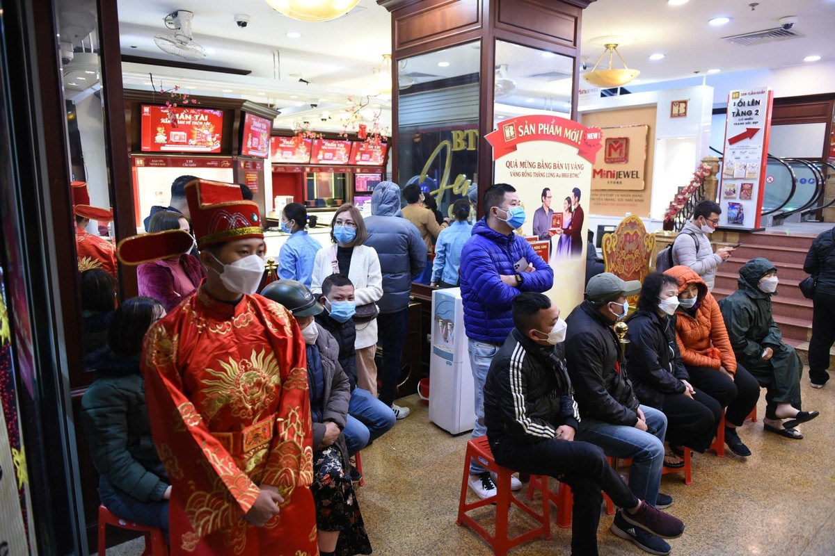 Từ 5h sáng đã có khá đông khách hàng xếp hàng chờ đợi mua vàng tại một cửa hiệu vàng trên đường Cầu Giấy.