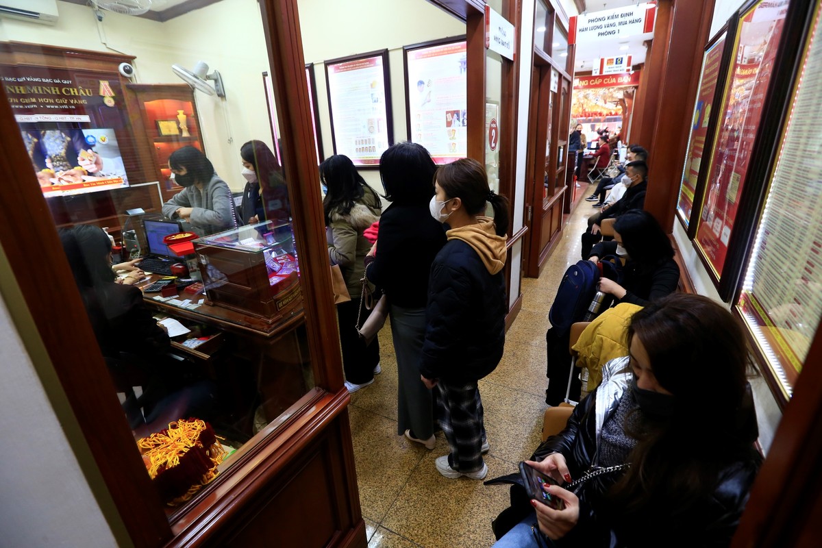 Càng về trưa trước ngày Thần tài, khách mua vàng đến càng đông tại các cửa hiệu vàng.