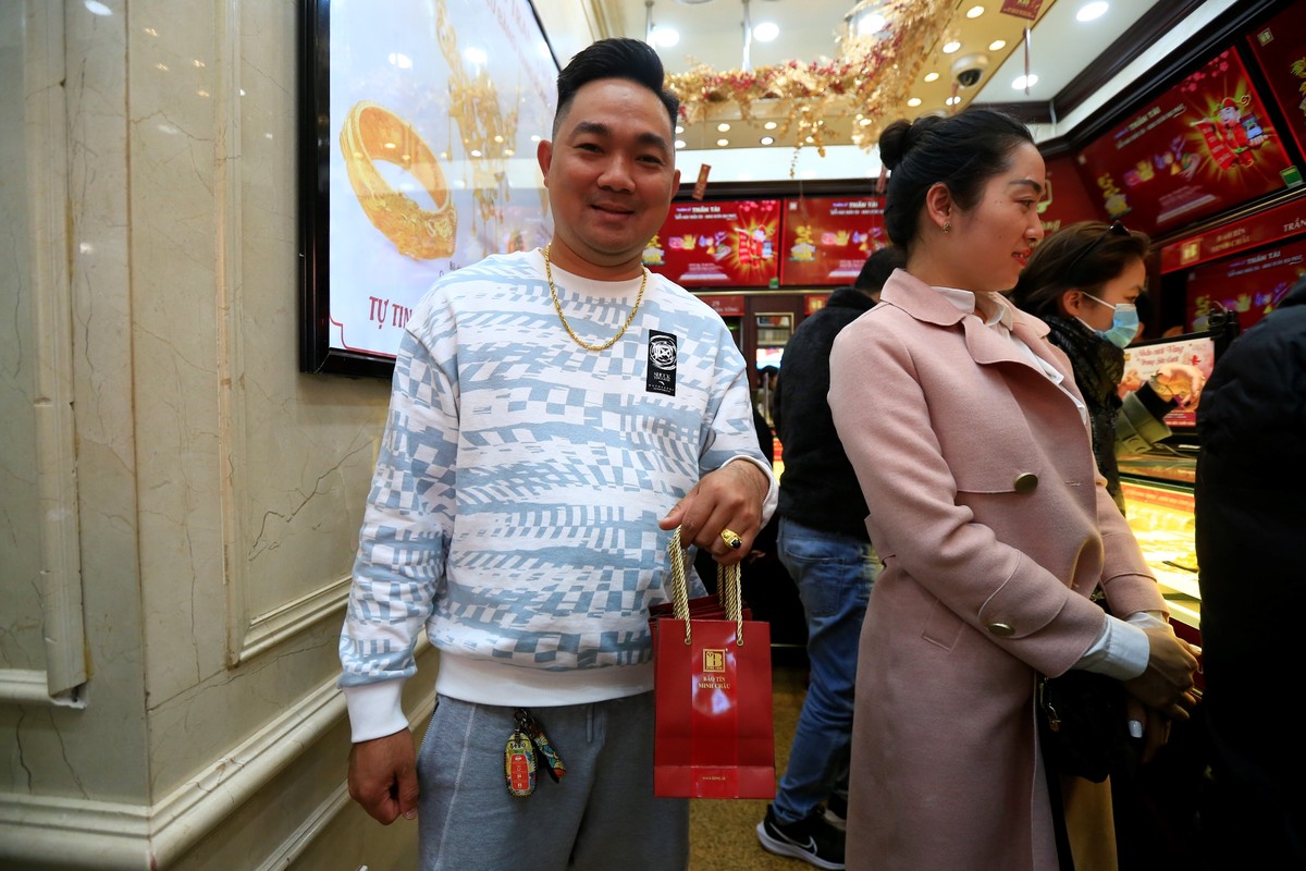 Anh Chính ở Văn Lâm, Hưng Yên nói: "Tôi ở xa nên lên mua trước 1 cây vàng để mai đúng ngày Vía Thần tài tặng người thân lấy may."