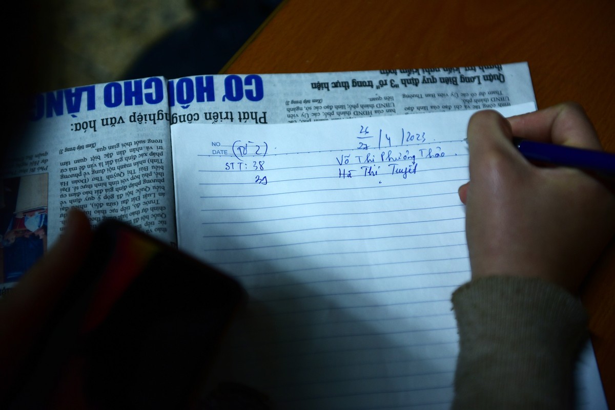 Để tránh tình trạng chen lấn, mọi người tiến hành "ghi danh" theo thứ tự. Ai đến sớm nhất sẽ đứng đầu danh sách. Tình trạng này diễn ra nhiều ngày nay.