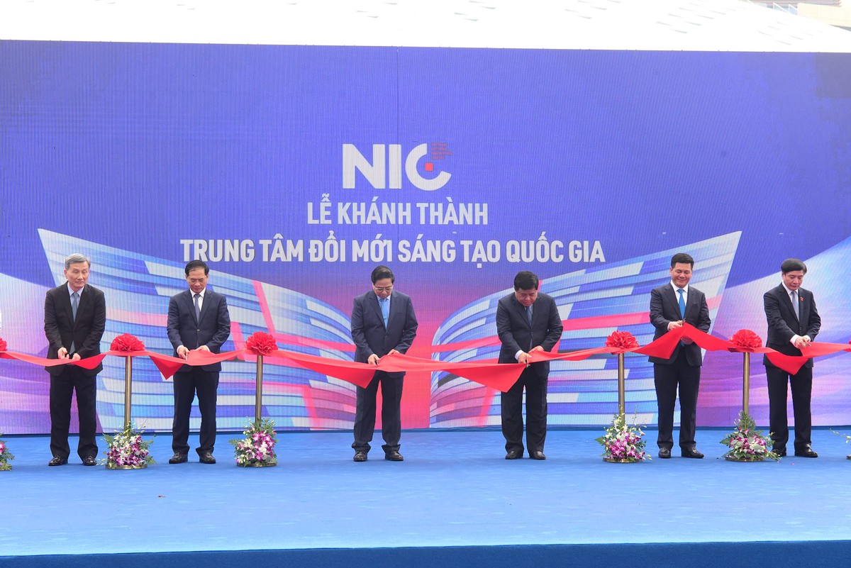 Lễ khánh thành Cơ sở hoạt động của NIC tại Khu Công nghệ cao Hòa Lạc diễn ra ngày 28/10. Đây là sự kiện đặc biệt, đánh dấu bước phát triển quan trọng của Trung tâm trong việc hoàn thiện cơ sở hạ tầng sau hơn 2 năm triển khai xây dựng và vượt qua rất nhiều khó khăn bởi đại dịch COVID-19. Trong ảnh, Thủ tướng Phạm Minh Chính, Bộ trưởng Bộ Kế hoạch và Đầu tư Nguyễn Chí Dũng cùng lãnh đạo các Bộ ngành và TP. Hà Nội tham dự lễ cắt băng khánh thành chính thức.