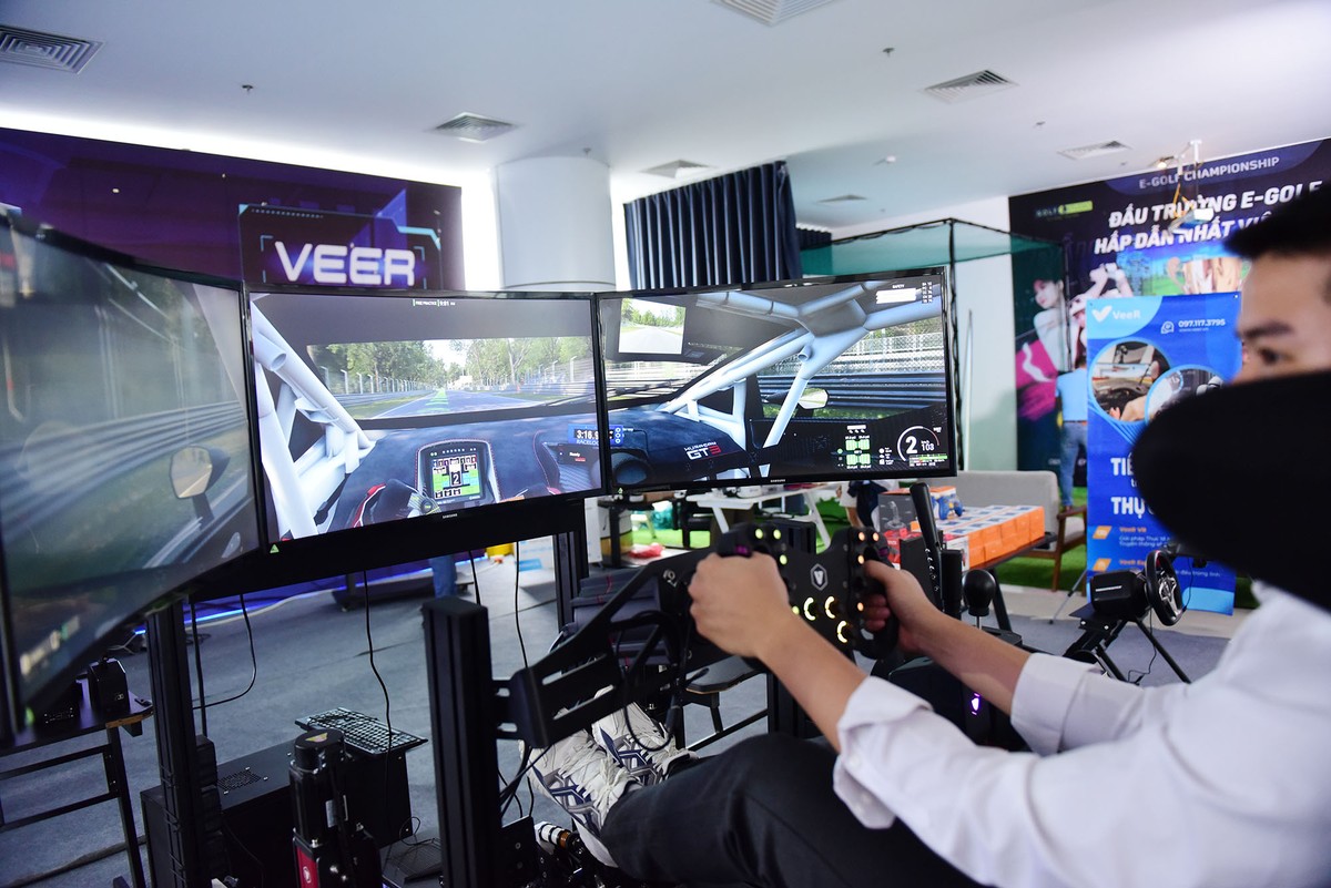 Khu vực trải nghiệm các bộ môn thể thao điện tử thu hút đông bạn trẻ tham gia.