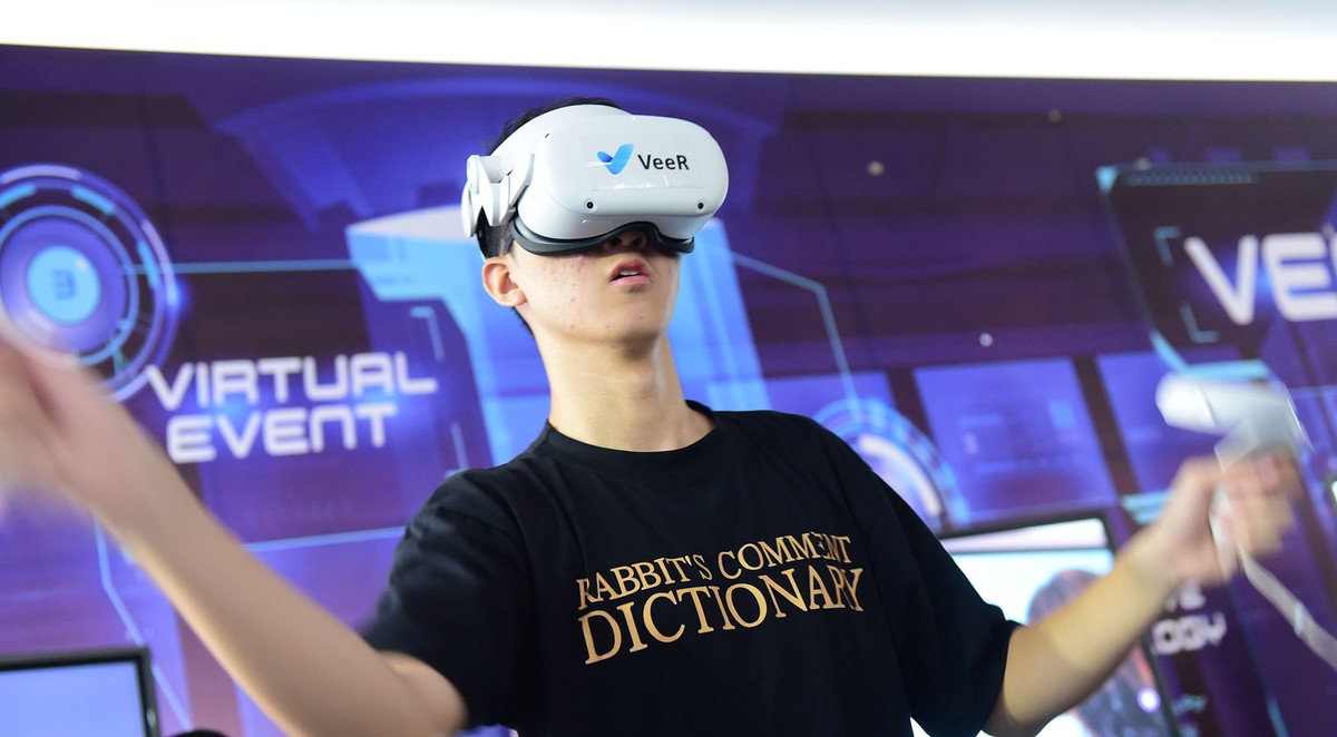 Dự kiến sẽ có hơn 40 ngàn lượt người tham gia trực tiếp các hoạt động của triển lãm, trong đó có hơn 2.000 đại biểu là lãnh đạo các cơ quan Trung ương, địa phương; các tập đoàn, doanh nghiệp công nghệ lớn. Trong ảnh: khách tham quan trải nghiệm công nghệ thực tế ảo.